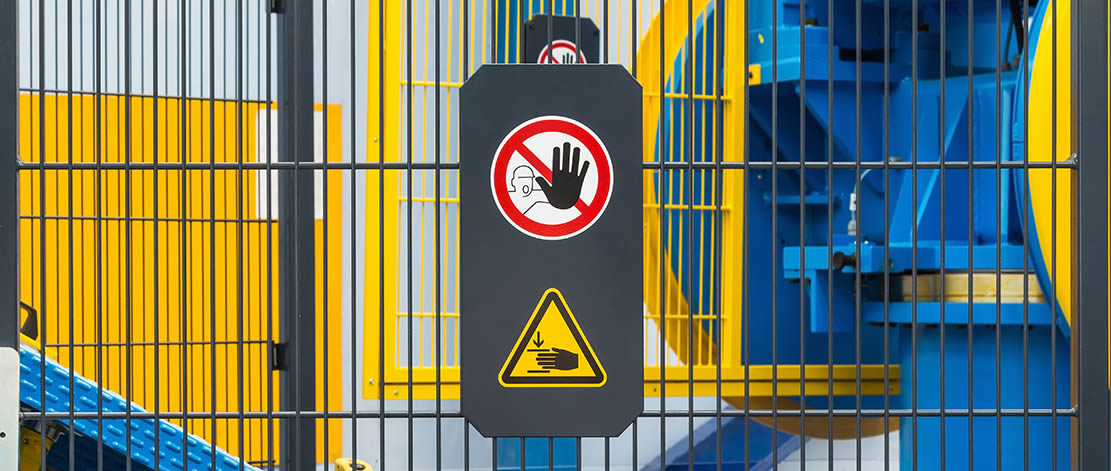 Zaun vor einer Maschine: Sicherheit für den Mitarbeiter